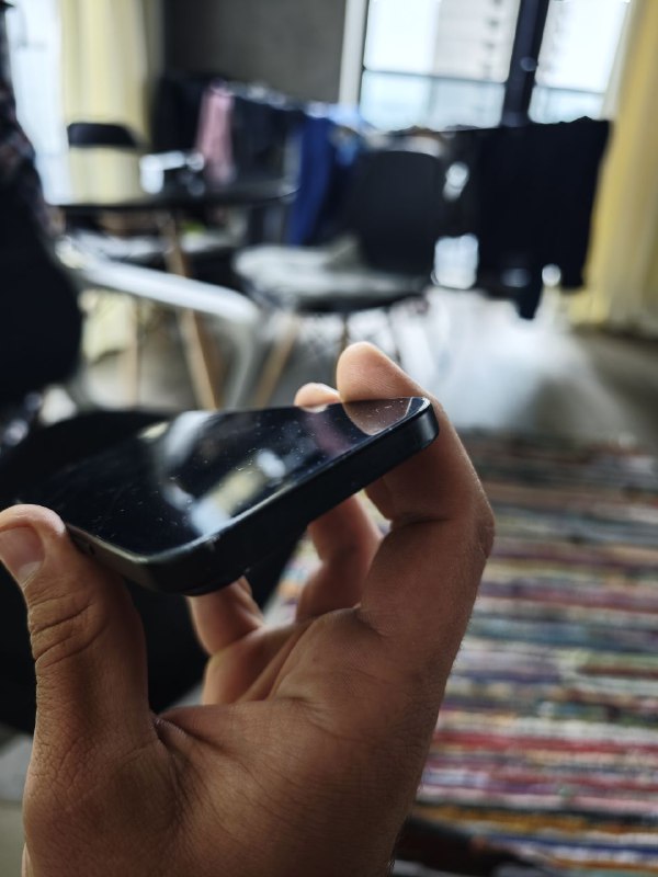 iPhone 15 - Broken screen, but functional 2