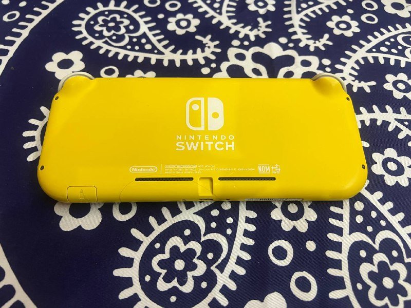 Nintendo Switch lite с играми и чехлом 2