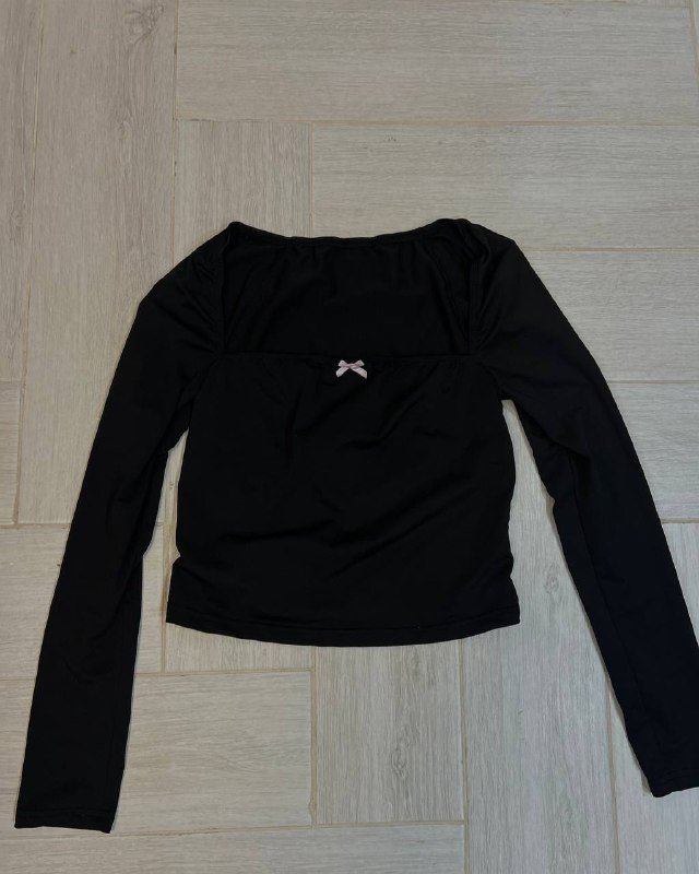 Кофта с бантиком, боди с открытой спиной, шорты замшевые, юбка мини, брюки темно-синие