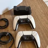 PS5 с двумя геймпадами 2