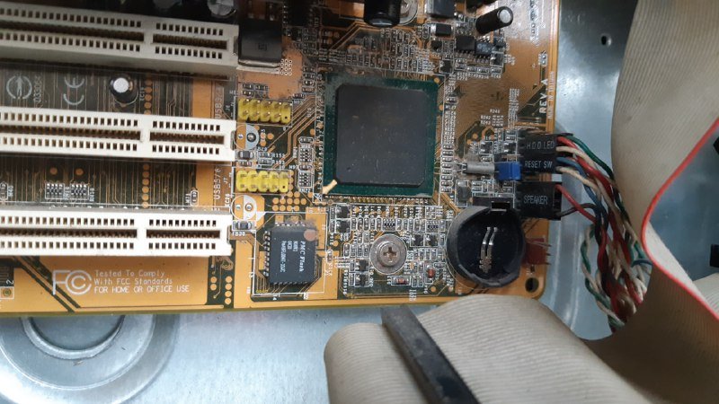 Старый ящик для компьютера Pentium 4 2.40 Ghz, 512 mb RAM 9