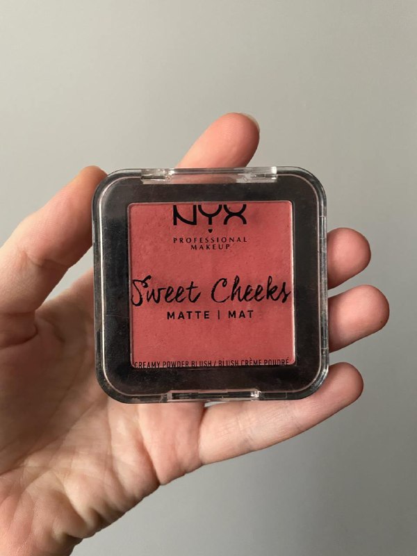 Жидкие румяна Glossier, Помада Body Shop, Подводка Kiko, Тушь Clinique, Румяна Nyx, Парфюмерное масло Maison Louis Marie 5