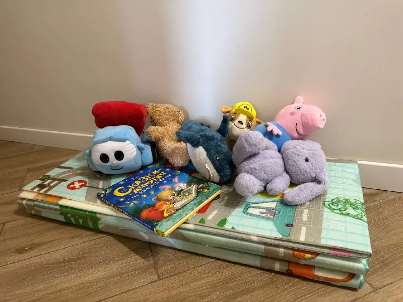 Мягкие игрушки, книга со сказками, детский коврик 1