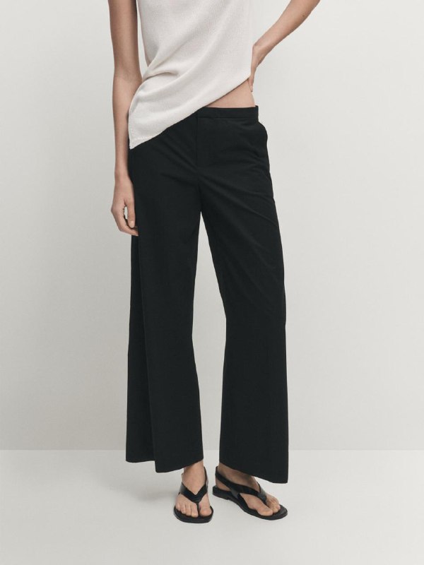 Фиолетовый хлопковый лонгслив COS, белая футболка Zara Home, черные брюки Massimo Dutti 9