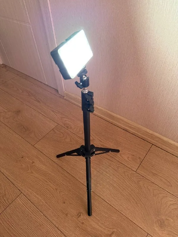 RGB LED-панель на штативе 1