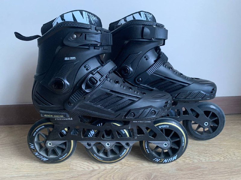 Роликовые коньки, рюкзак, наколенники
