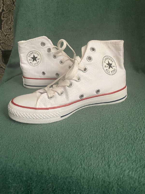 Кеды Convers размер 36, Ботинки PRADA размер 36,5/37, Джинсы бренд CROPP EUR 32, Джинсы Slims EUR 28/30, Бомбер новый размер M/L 2