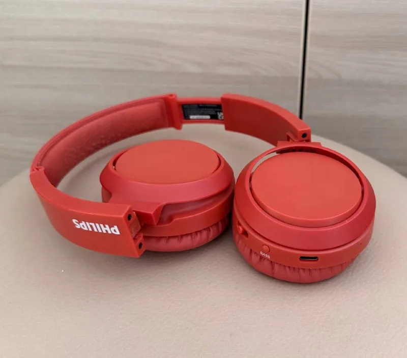 Красные наушники Philips 1