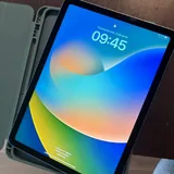 iPad Air 5 Wi-Fi 64 GB with case 1