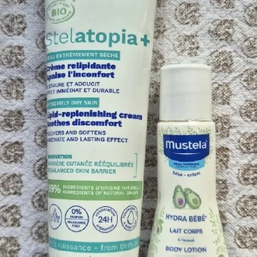Крем-эмолент Stelatopia+ и лосьон Hydra Bébé Mustela