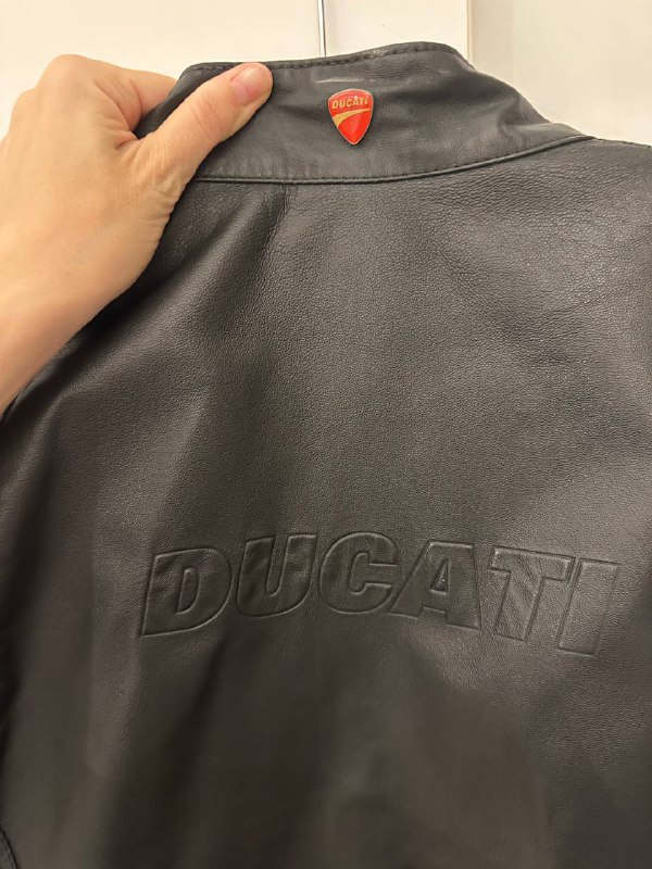 Черная кожаная мотоциклетная куртка Ducati Puma 2