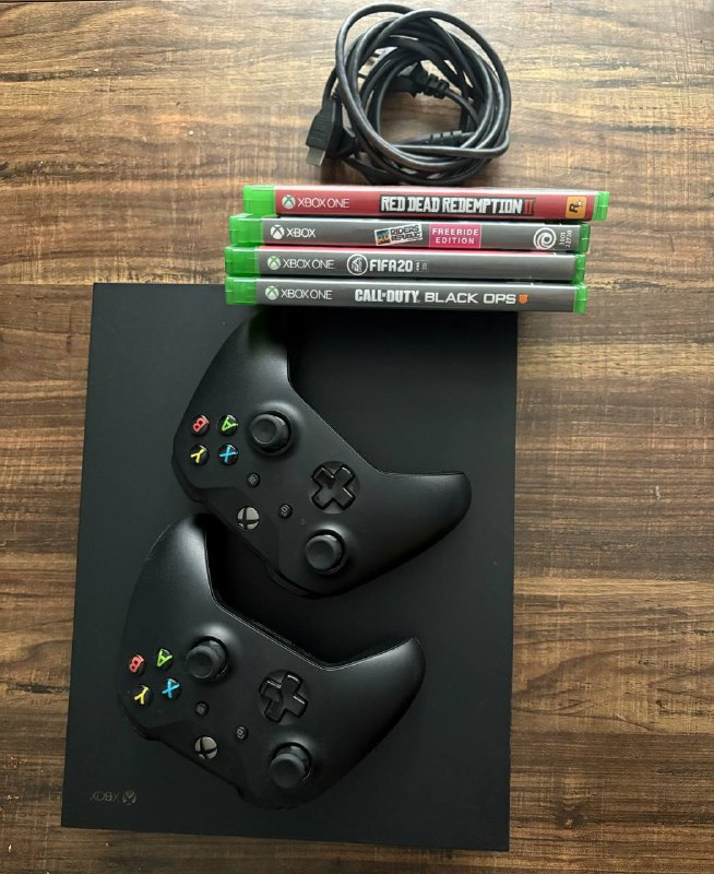 Xbox One X с двумя джойстиками и играми