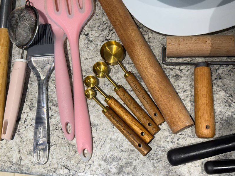 Ножи, миски, мерные ложки, скалки, доски, тарелки, лопатки, терка, кольцо для торта, контейнеры 4