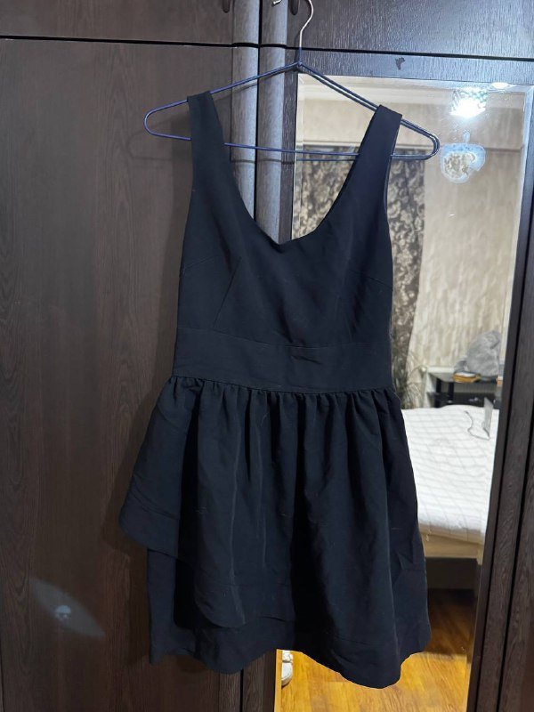 Черное платье, белый топ, дубленка, платья, куртка, комбинезон, кеды, портупея