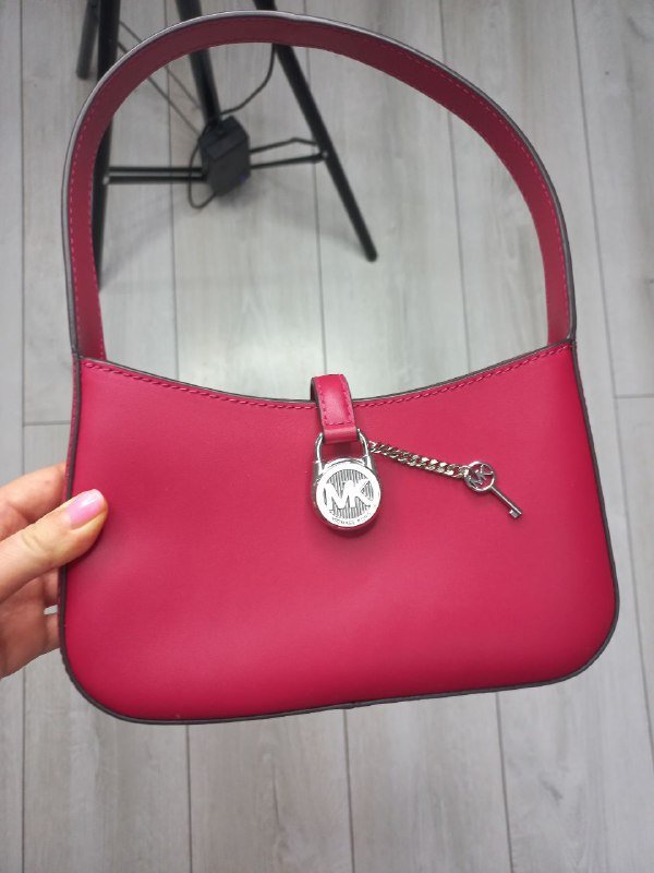 Сумка Michael Kors, сумка Hromia, красные туфли Stradivarius