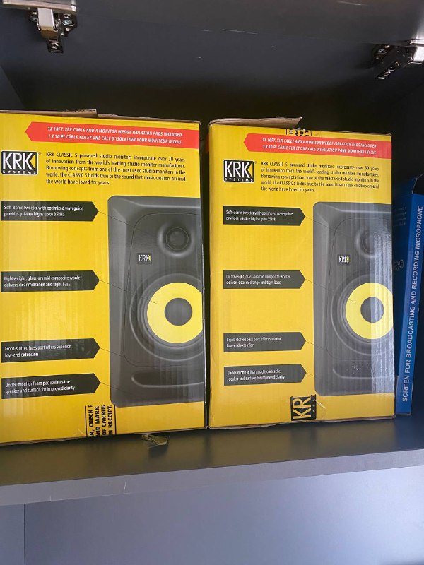 Wi-Fi 6 роутер, игровое кресло, студийные мониторы KRK Classic 5, стойка для микрофона, экран акустический, звуковая карта Focusrite Scarlett 2i4, миди-клавиатура AKAI MPK mini 5
