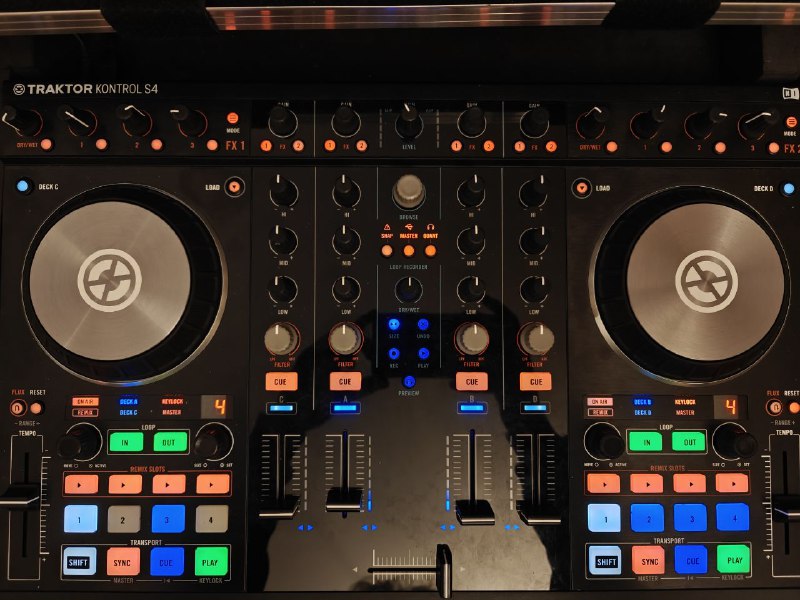 DJ контроллер Native Instruments Traktor S4 mkII 2