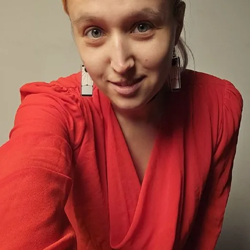 Женская красная кофта с длинным рукавом