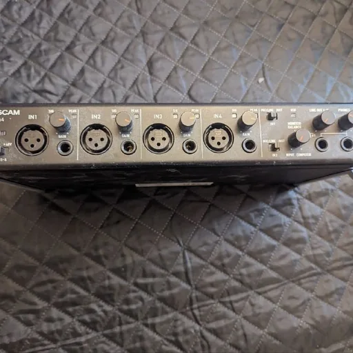 Внешняя звуковая карта Tascam US-4x4, микрофон Shure PG-57