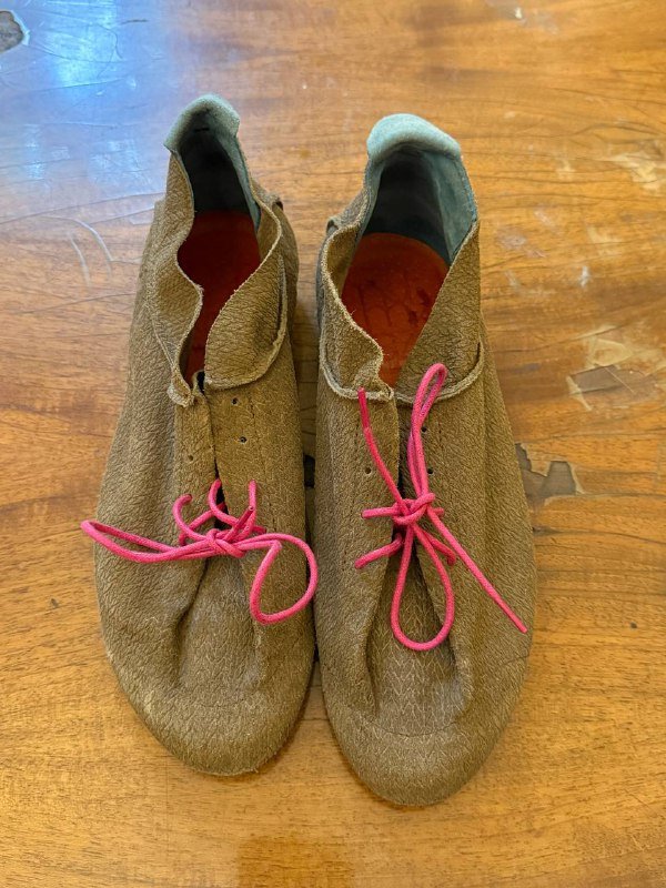 Женские макасины, салатница, лампа, холсты, деревянная миска, подставка, шкаф, ящик, стаканы, конфетница