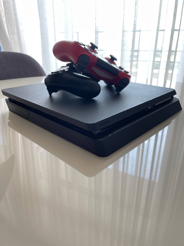 PlayStation 4 slim 1 TB с двумя геймпадами 2