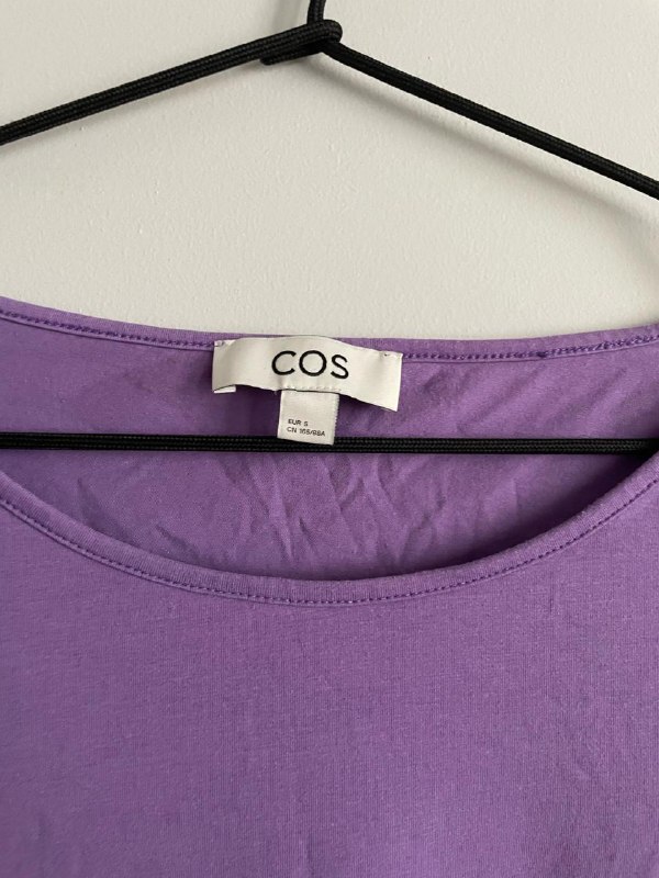 Фиолетовый хлопковый лонгслив COS, белая футболка Zara Home, черные брюки Massimo Dutti 2