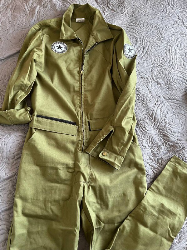 Черный классический пиджак Mango, Черные джинсы Zara, Оливковый комбинезон, Красное худи LC Waikiki, Nike Air ветровка 6
