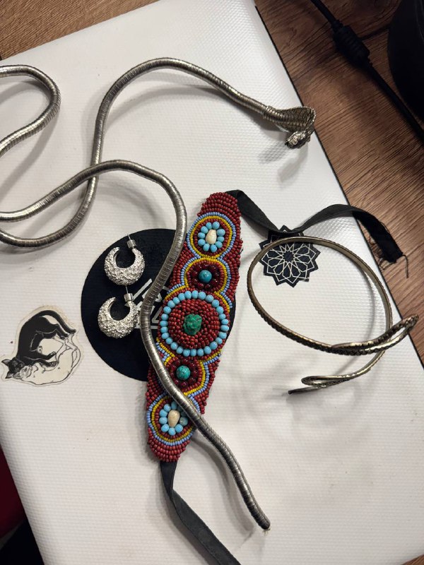 Вечернее платье бандажное, Блузка с открытыми плечами, Кофта на молнии, Юбка-шорты, Белое платье, Платье с капюшоном, Платье комбинация красного цвета, Ботинки, Рюкзак из экокожи, Юбка миди, Платье Uniqlo, Купальник, Украшения 5