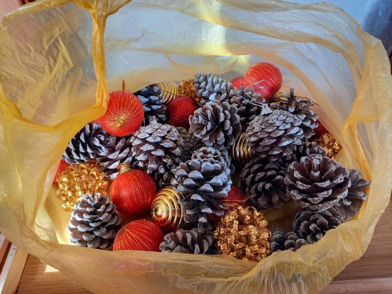 Елки искусственные с гирляндами и игрушками 9