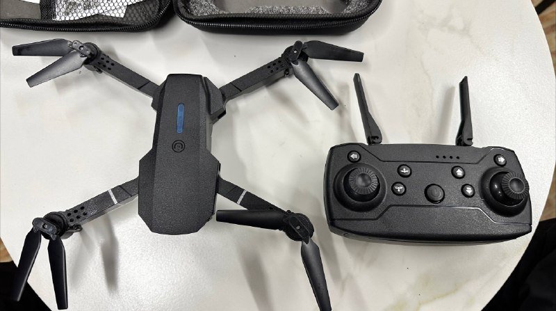 Дрон с кейсом и запасными лопастями