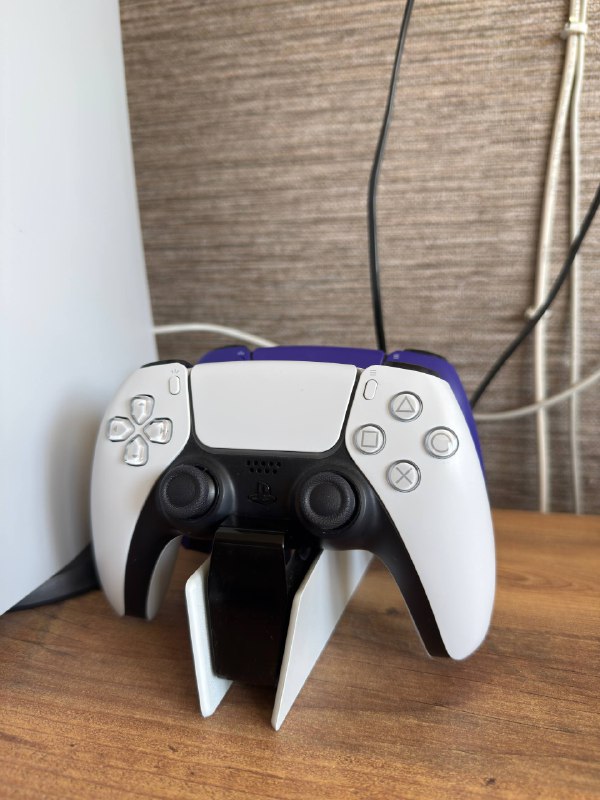 PlayStation 5 с геймпадом 2