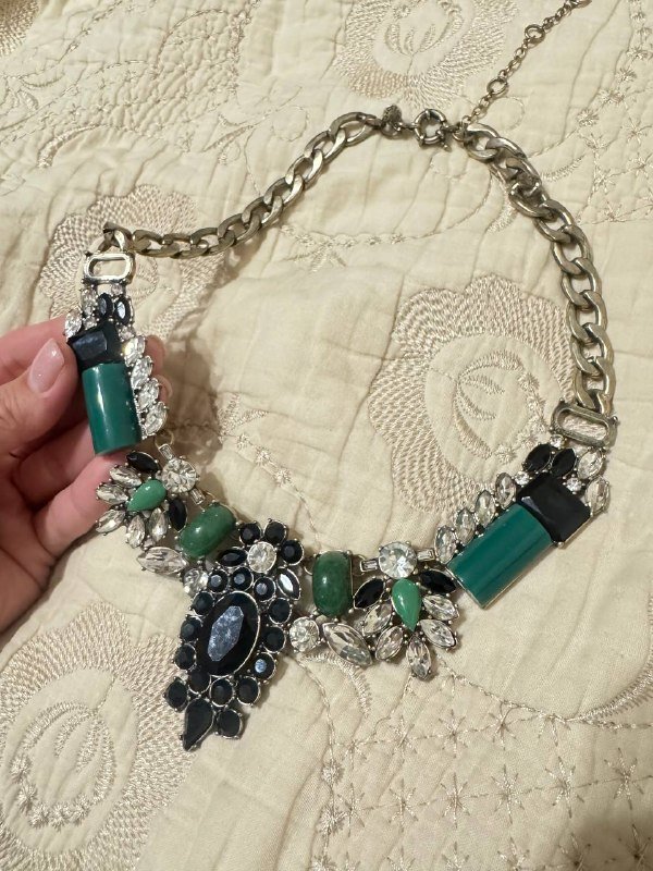 Массивное ожерелье с крупными камнями