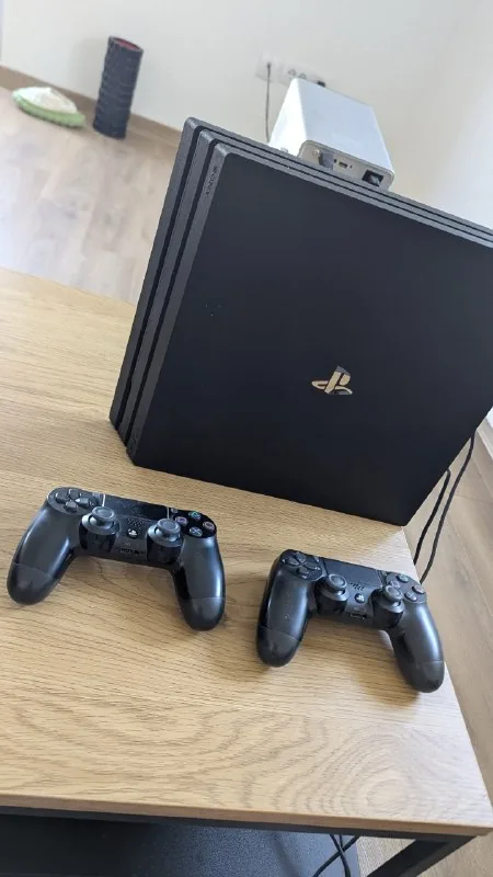 Sony PlayStation 4 Pro, 2 джойстика, PlayStation Plus Deluxe 1