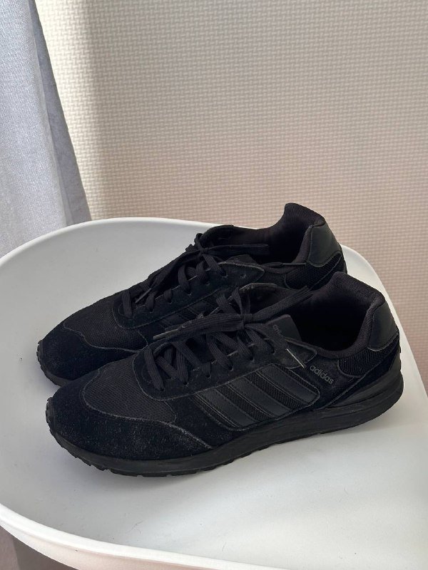 Коврик туристический, поло Adidas, брюки Outventure, шорты Nike, кроссовки Adidas, сандали, миски Northland, ложка-вилка, фонарик, светильник кемпинговый 7