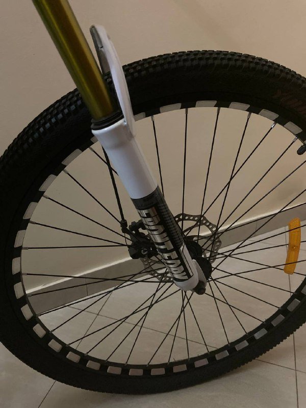 Велосипед с алюминиевой рамой и тормозами Shimano 4