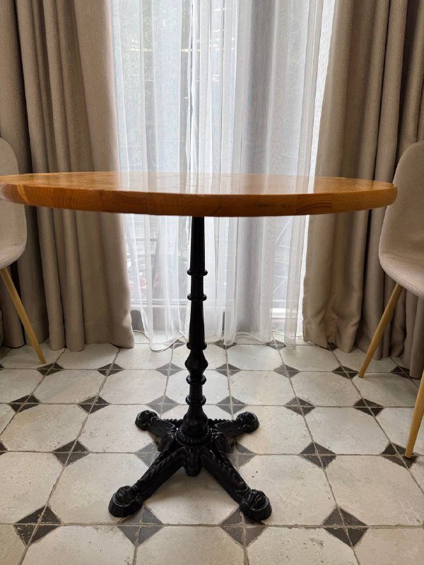 Стол с чугунной ножкой и деревянной столешницей 4