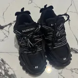 Красный костюм Juicy, кроссовки Balenciaga 2