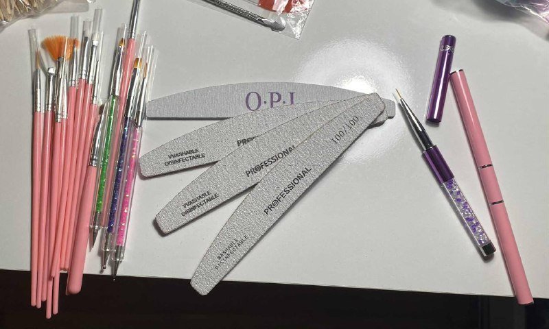 Набор для ногтей с лаковыми покрытиями и инструментами 4