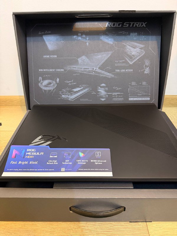 Ноутбук Asus ROG Strix Scar G18 с игровой мышью 2