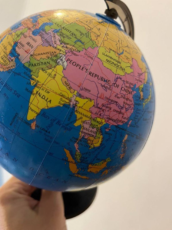 Небольшой глобус на английском языке