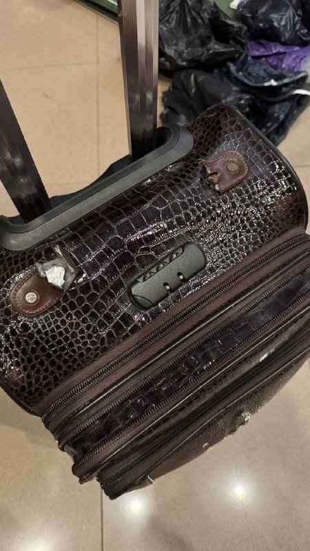 Чемодан коричневый с колесами и выдвижной ручкой 7