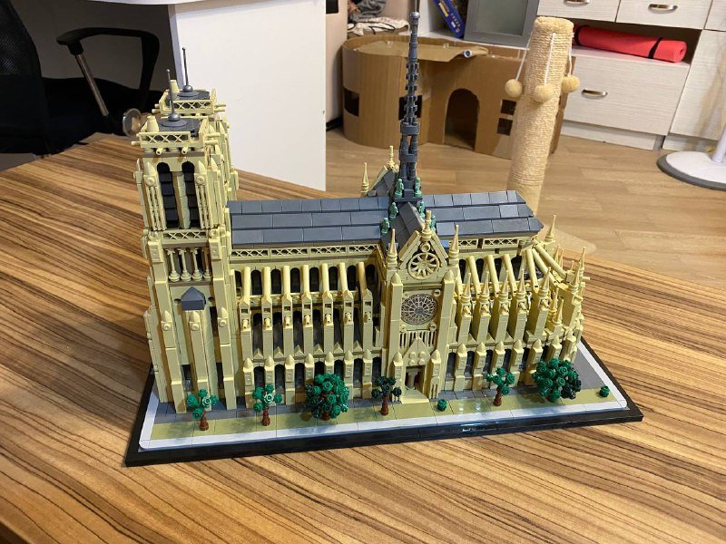 Конструктор Лего Собор Парижской Богоматери 4383 детали 2