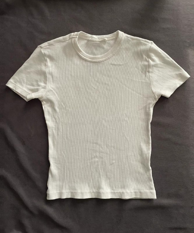 Фиолетовый хлопковый лонгслив COS, белая футболка Zara Home, черные брюки Massimo Dutti 4