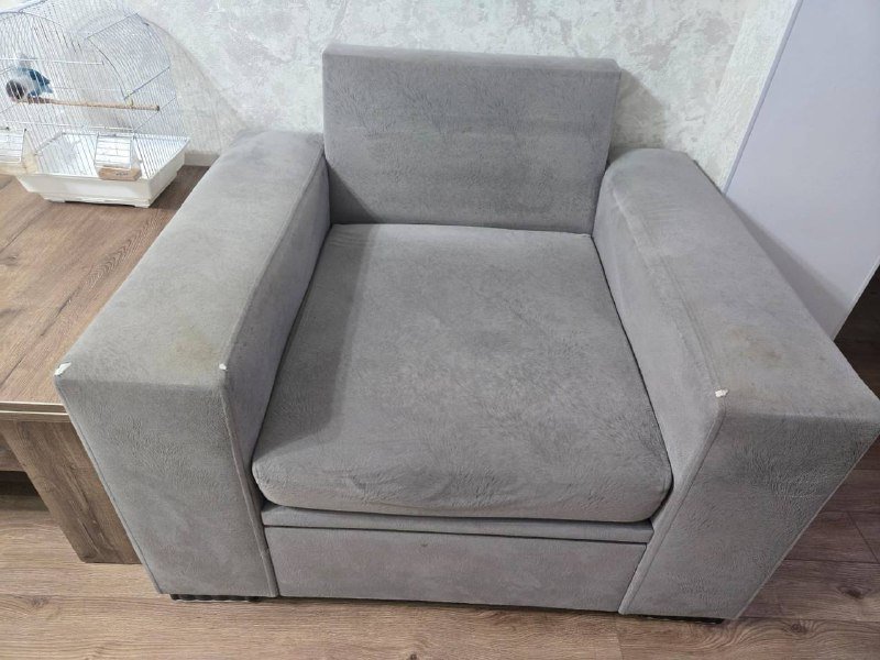 Серый раскладной диван и два кресла 4