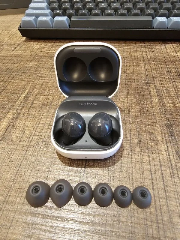 Galaxy Buds2, шорты Levi's 1