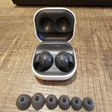 Galaxy Buds2, шорты Levi's 1