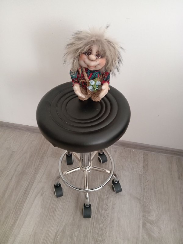 Стул на колесах