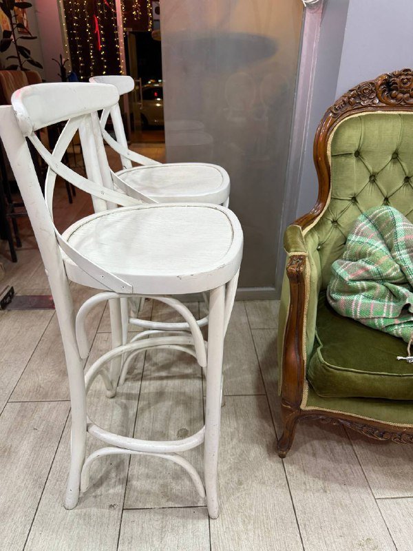 Комод, стулья, кресла, книги 2