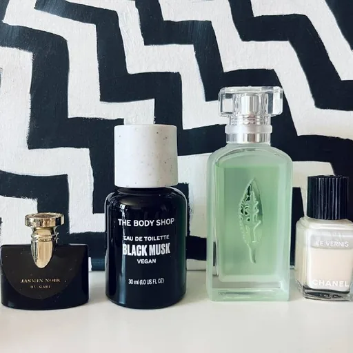 Туалетная вода The Body Shop Black Musk, Miniso Green Tea, лак Chanel, Bulgari Jasmine Noir