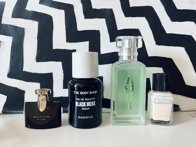 Туалетная вода The Body Shop Black Musk, Miniso Green Tea, лак Chanel, Bulgari Jasmine Noir